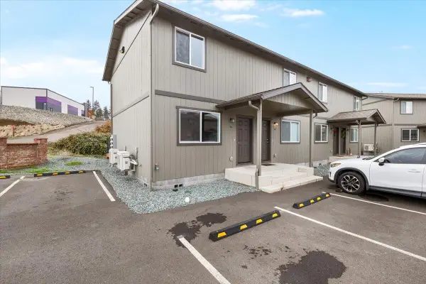 610 N Main Street #APT 5A, Phoenix, OR 97535