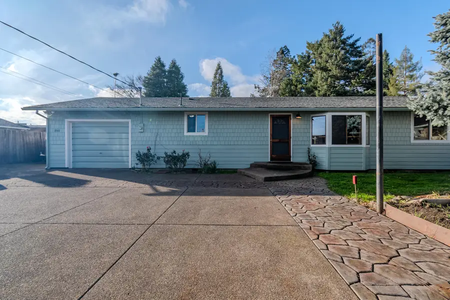 2717 Elliott Avenue, Medford, OR 97501 - #3