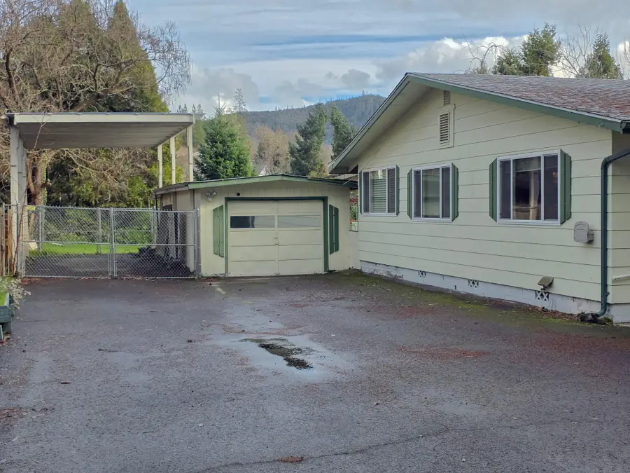 512 Pine Street, Rogue River, OR 97537 - #2