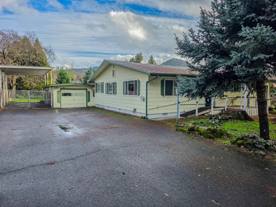 512 Pine Street, Rogue River, OR 97537 - #3