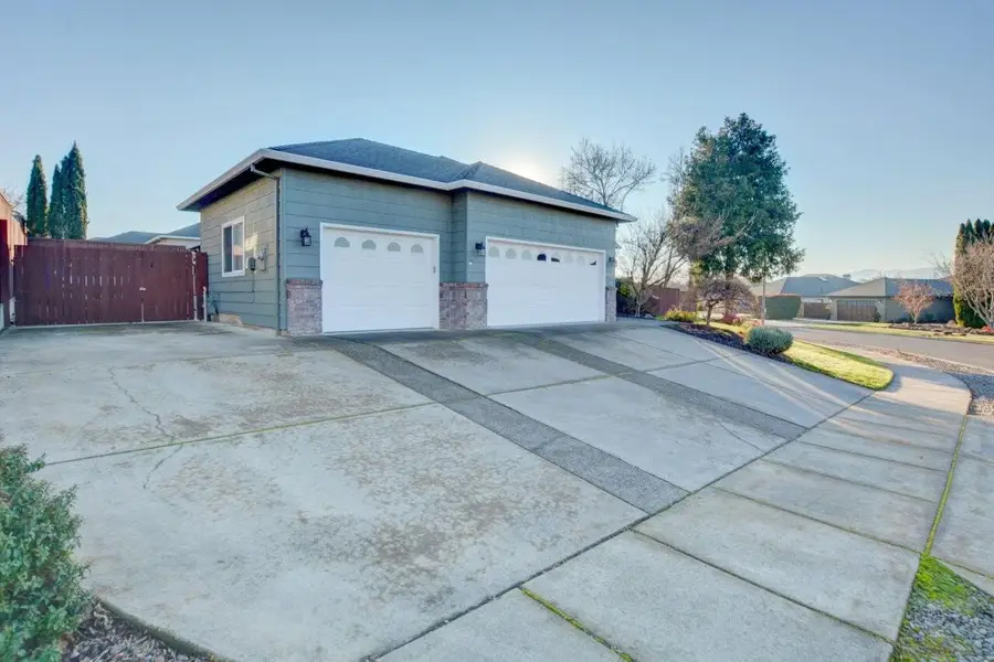 3340 Henderson Way, Medford, OR 97504 - #3