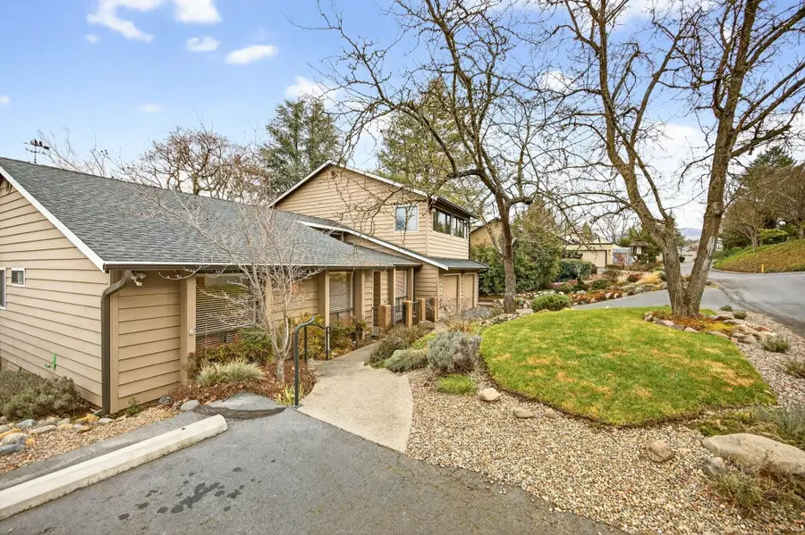 2585 Freedom Way, Medford, OR 97504 - #2