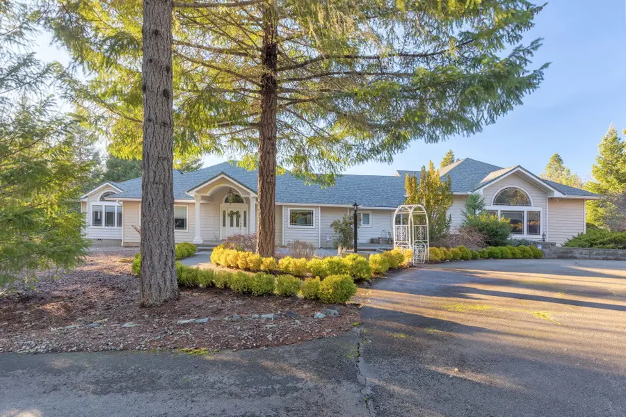 353 Hixson Drive, Grants Pass, OR 97526 - #2