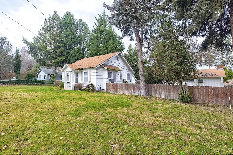 806 SE Grandview Avenue, Grants Pass, OR 97527 - #3