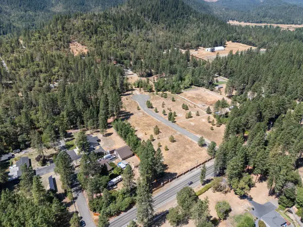 4697 E Evans Creek Road, Rogue River, OR 97537