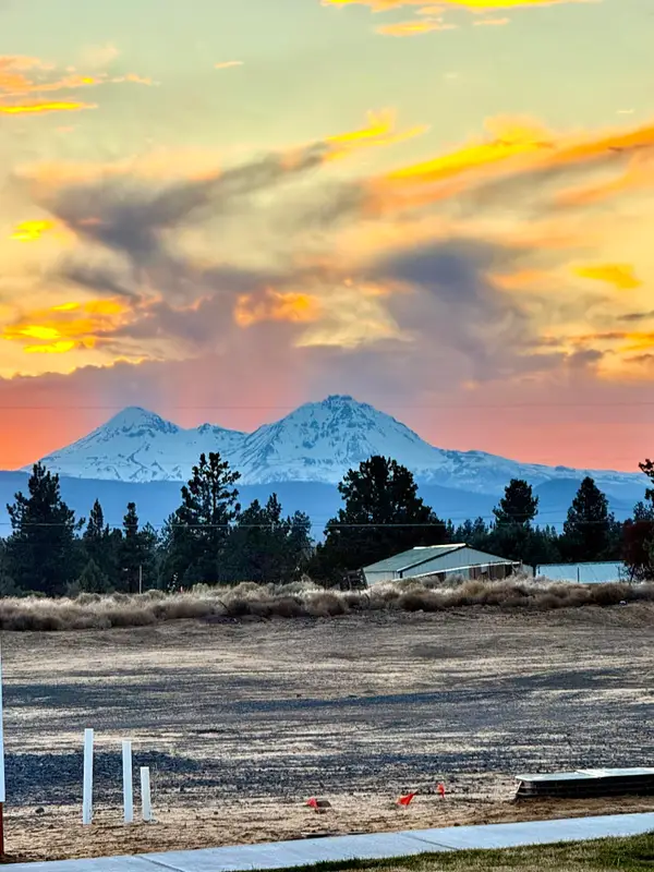 3843 NE Oakside Loop, Bend, OR 97701