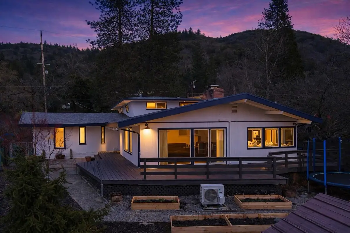 1305 NE Roseana Drive, Grants Pass, OR 97526 - #1