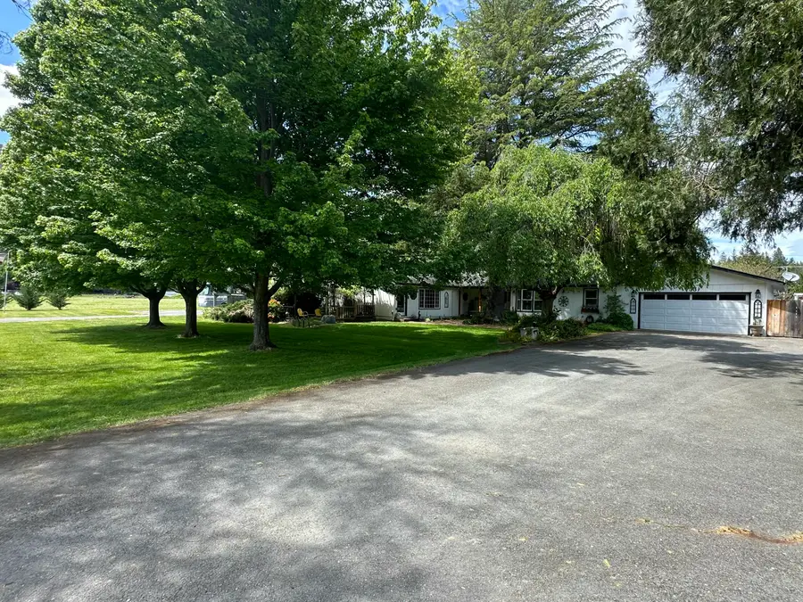 753 W Evans Creek Road, Rogue River, OR 97537 - #2
