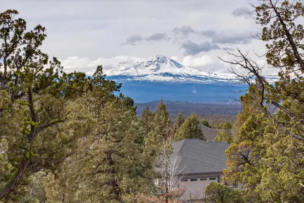 1386 Spring Ridge Court, Redmond, OR 97756