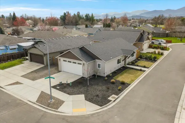 305 Moody Lane, Medford, OR 97501