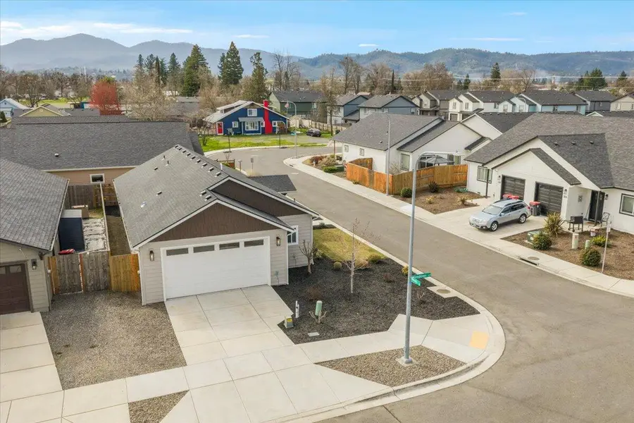 305 Moody Lane, Medford, OR 97501 - #2