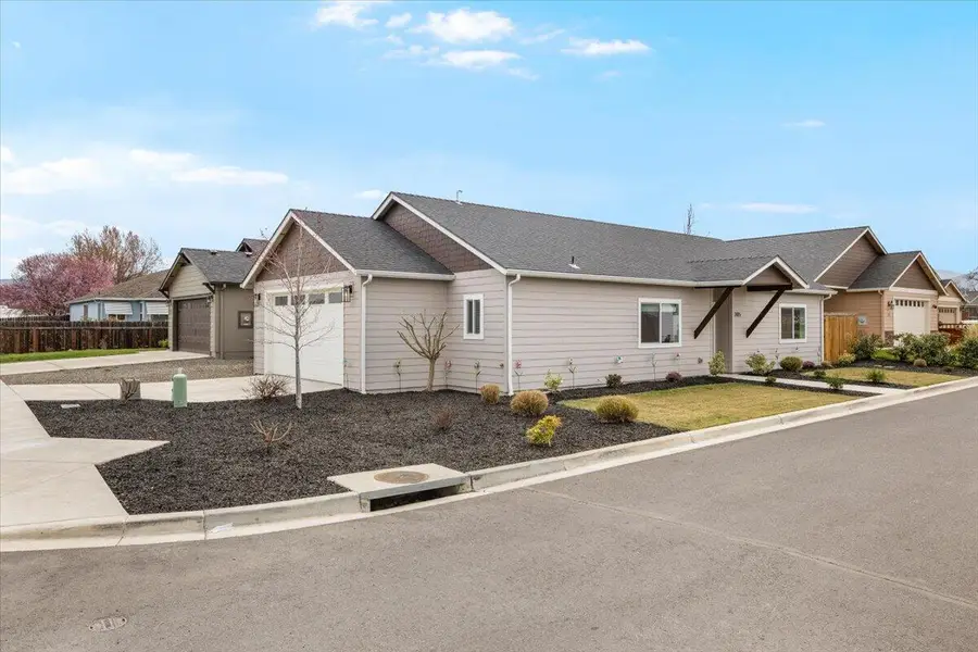 305 Moody Lane, Medford, OR 97501 - #3