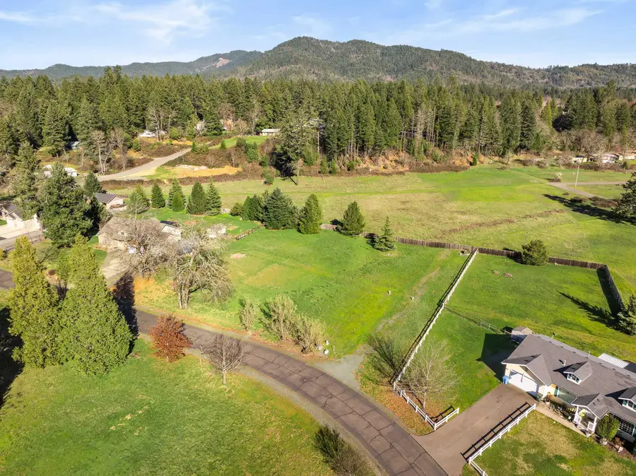 527 E Forks Circle, Cave Junction, OR 97523 - #2