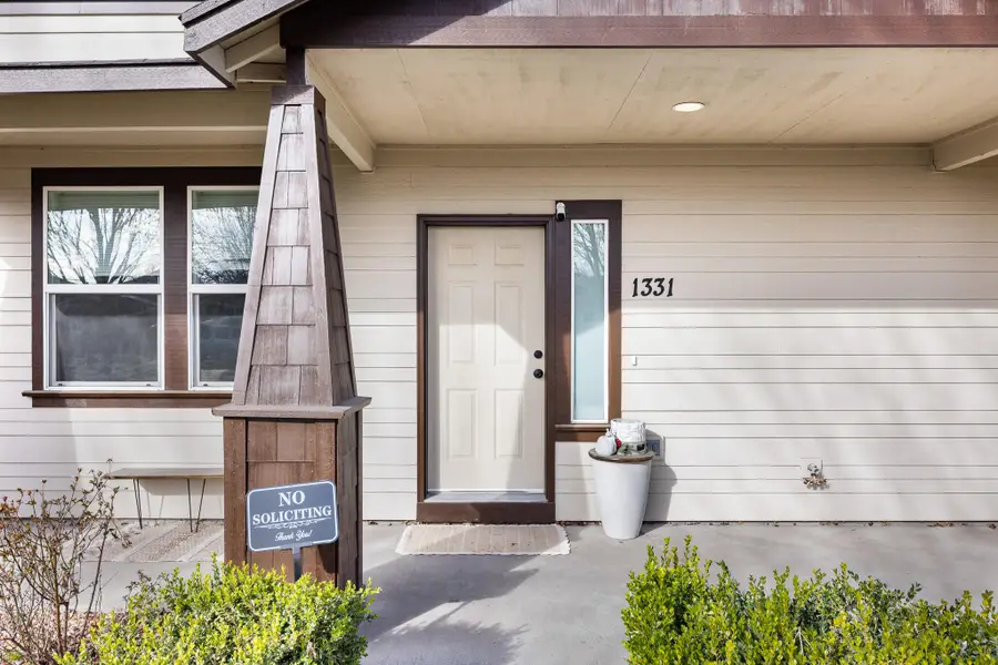 1331 NE 4th Street, Redmond, OR 97756 - #3