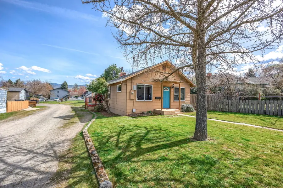 128 S Mountain Avenue, Ashland, OR 97520 - #3