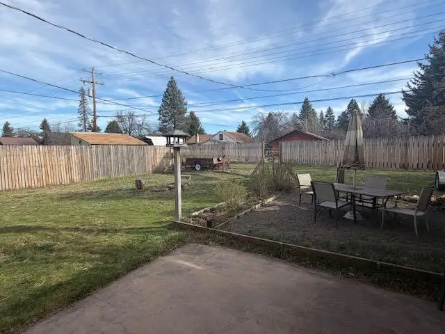 243 W Adams Avenue, Sisters, OR 97759 - #3