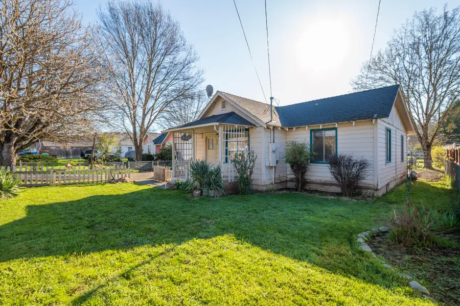407 S Shasta Avenue, Eagle Point, OR 97524 - #3