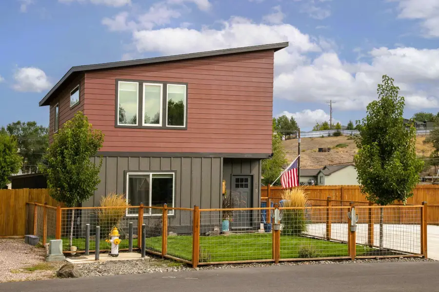 883 NE 6th Street, Prineville, OR 97754 - #2