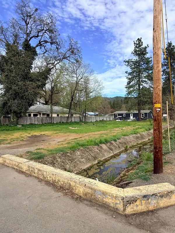 237 S Caves Avenue, Cave Junction, OR 97523