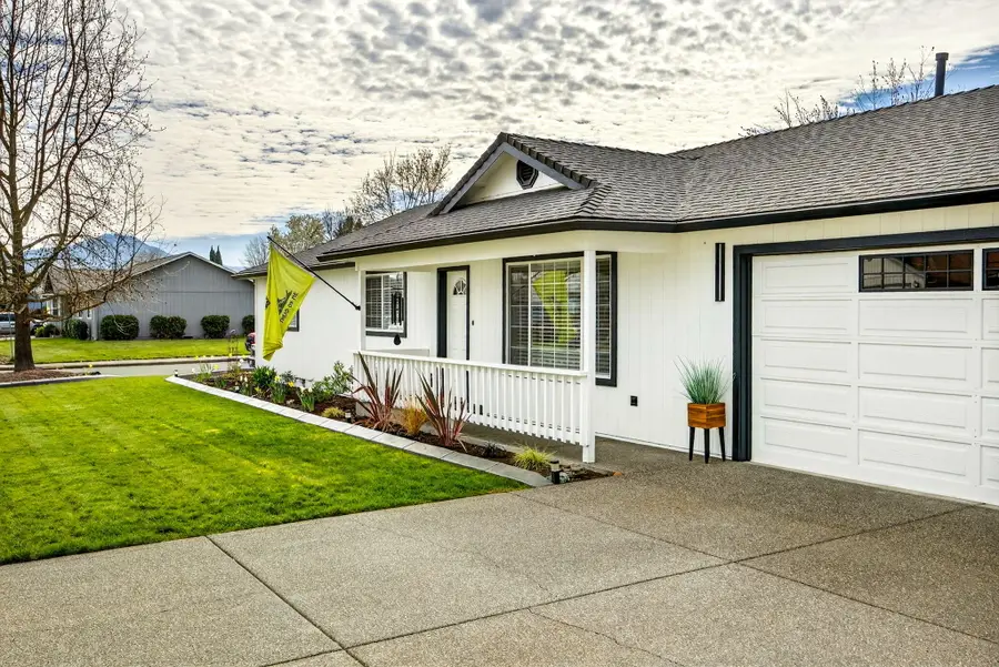 934 Pittview Avenue, Central Point, OR 97502 - #2