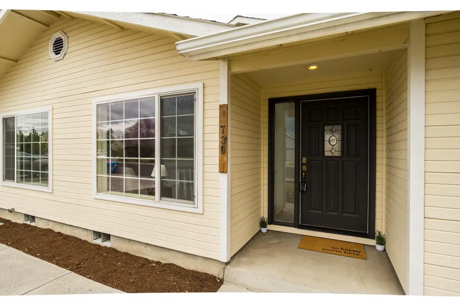 730 NW 19th Place, Redmond, OR 97756 - #2
