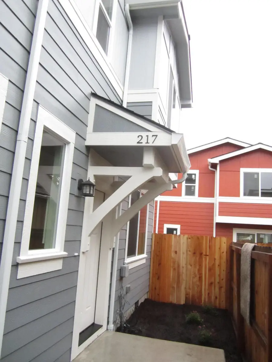 215 S C Street, Phoenix, OR 97535 - #2