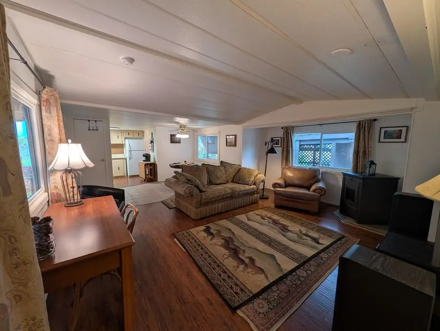 1055 N 5th #UNIT 19, Jacksonville, OR 97530 - #2