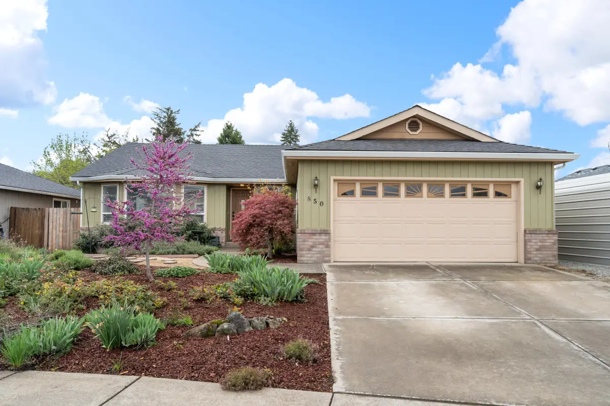 850 Forest Glen Drive, Central Point, OR 97502 - #1