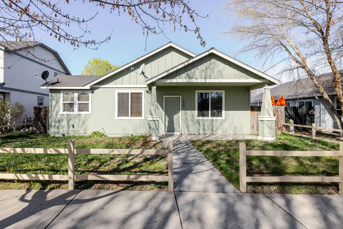 1263 NE 4th Street, Redmond, OR 97756 - #1
