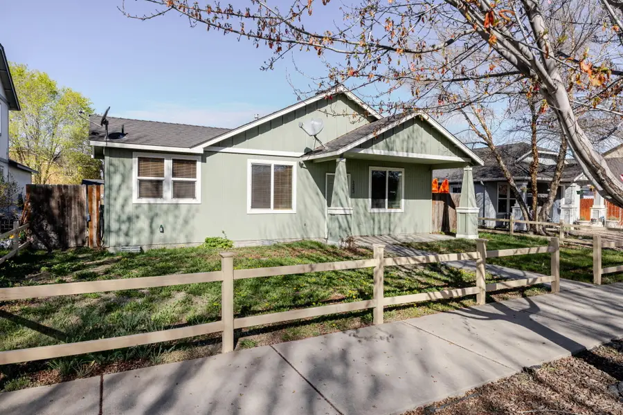 1263 NE 4th Street, Redmond, OR 97756 - #2