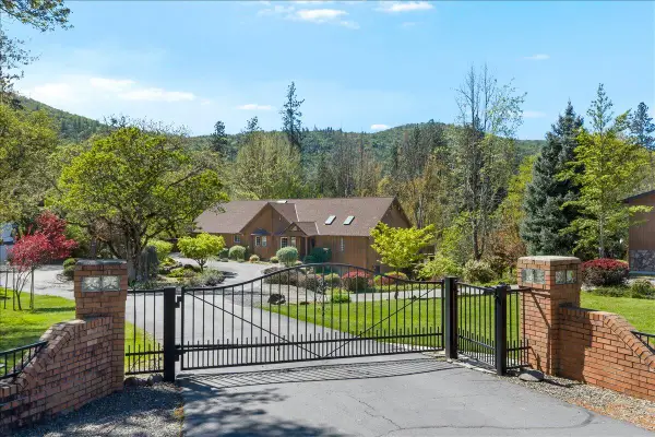 8959 John Day Drive, Gold Hill, OR 97525