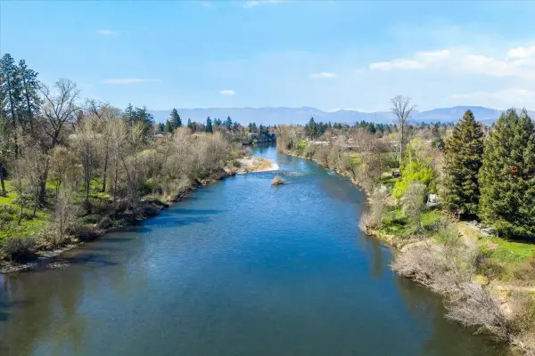 1300 Daisy Lane, Grants Pass, OR 97527