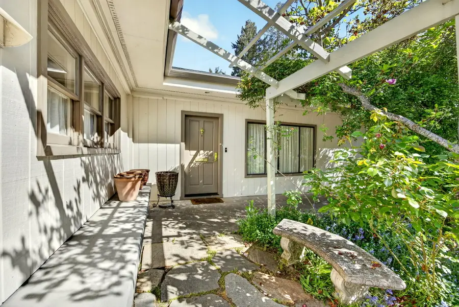 945 Hillview Drive, Ashland, OR 97520 - #2