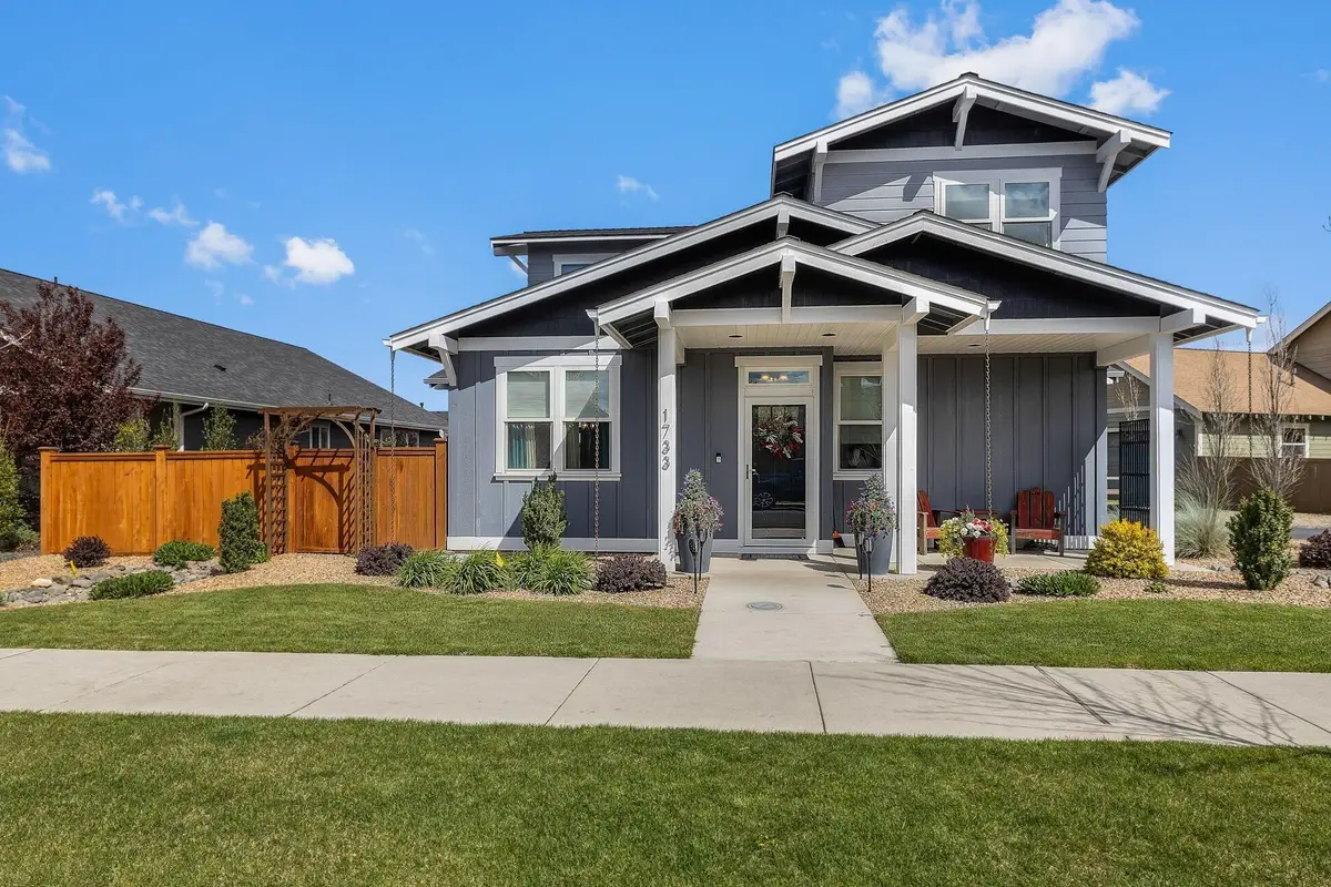1733 NW Hemlock Avenue, Redmond, OR 97756 - #1