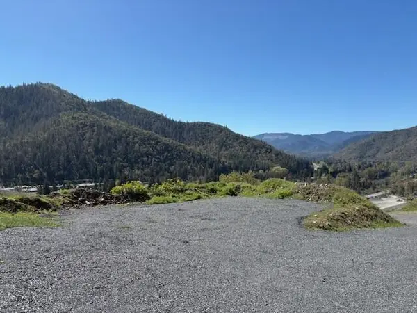766 N River Road, Rogue River, OR 97537
