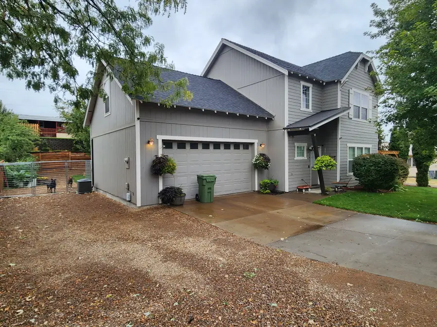 161 NE 9th Street, Madras, OR 97741 - #2