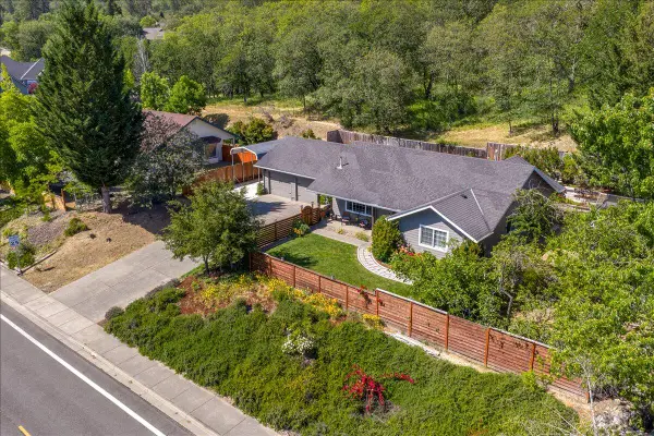 1180 NW F Street, Grants Pass, OR 97526