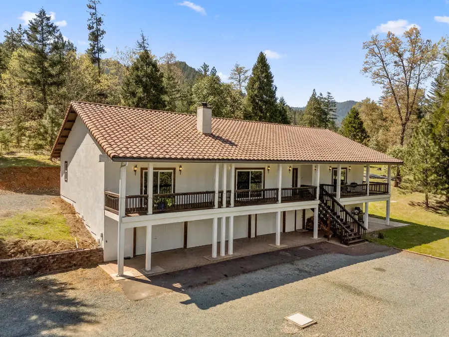 2295 W Evans Creek Road, Rogue River, OR 97537 - #2