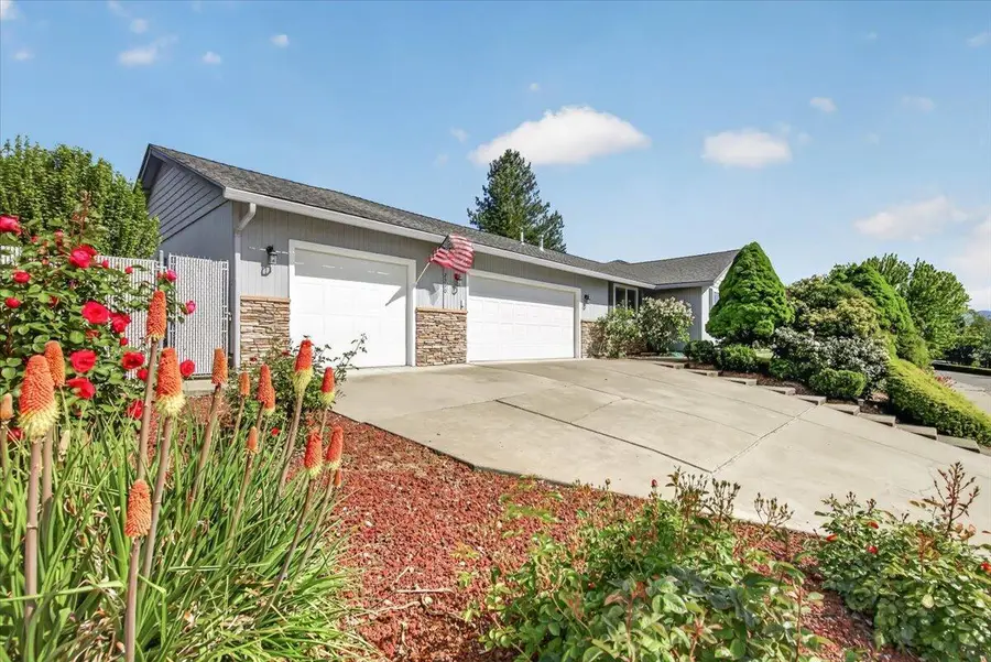 2390 Fairfield Drive, Medford, OR 97504 - #2