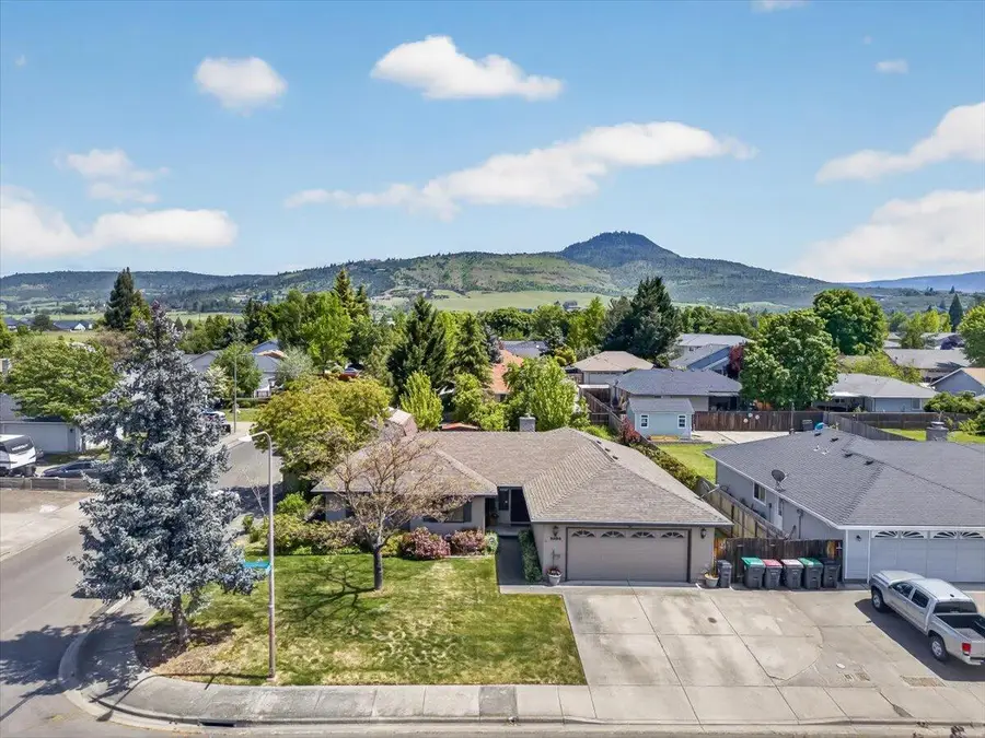 3090 Cheltenham Way, Medford, OR 97504 - #2