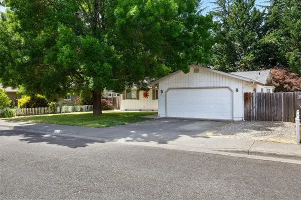 1212 SW Cottonwood Street, Grants Pass, OR 97526