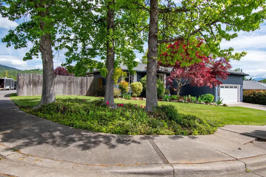 1676 Edgevale Avenue, Medford, OR 97504 - #2