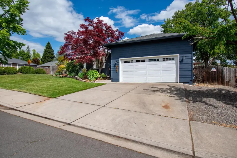 1676 Edgevale Avenue, Medford, OR 97504 - #3