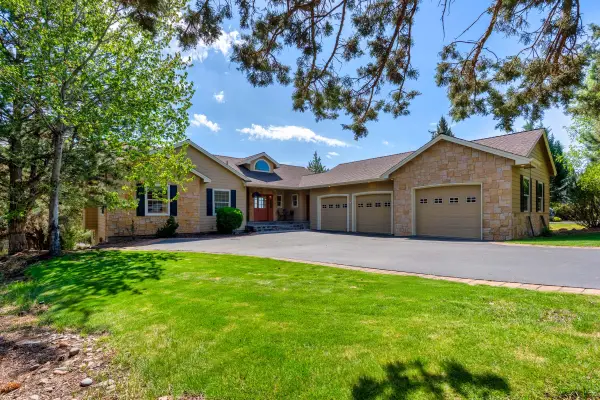 1580 Murrelet Drive, Redmond, OR 97756