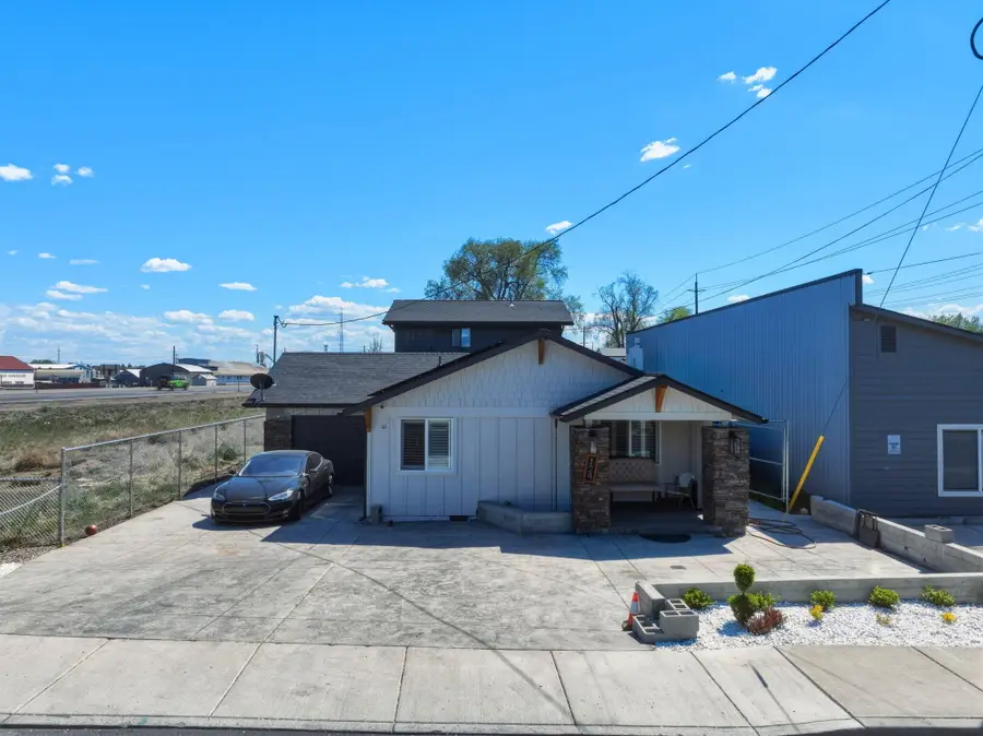 124 W Antler Avenue, Redmond, OR 97756 - #2