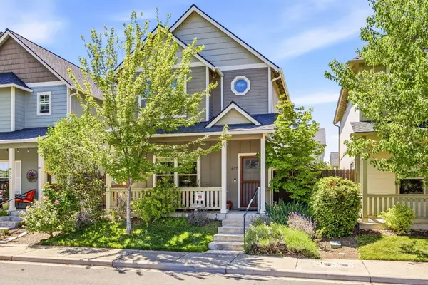 239 Wintersage Circle, Talent, OR 97540
