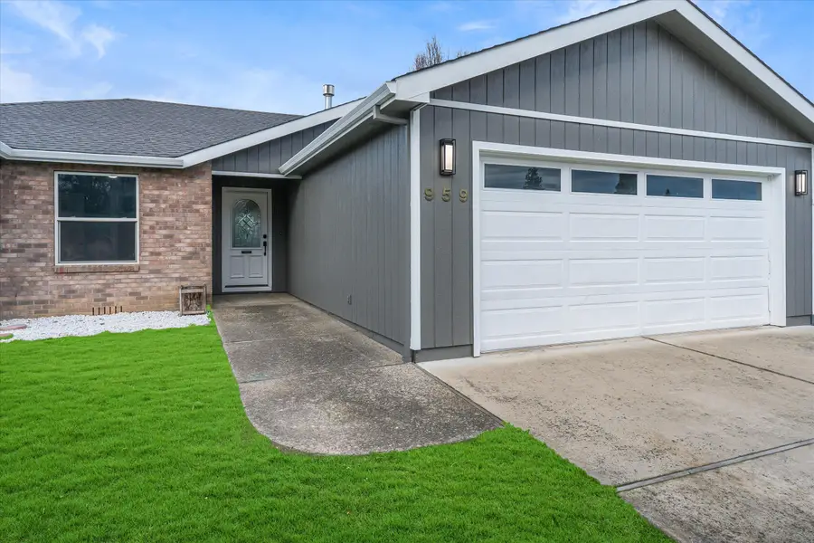 959 Westrop Drive, Central Point, OR 97502 - #3