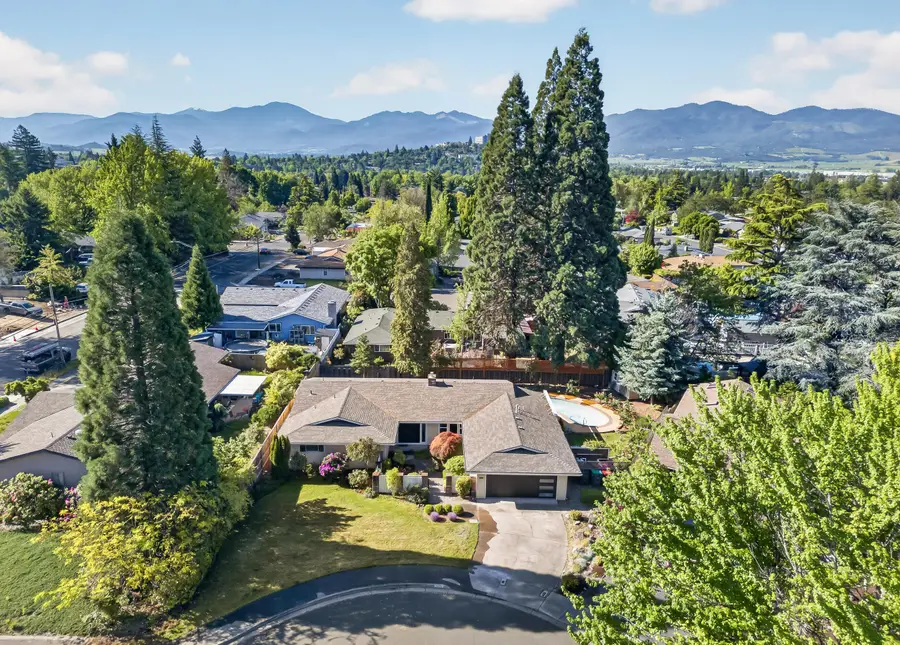 2432 London Circle, Medford, OR 97504 - #2