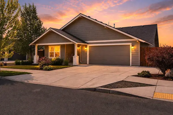 1717 NE 3rd Court, Redmond, OR 97756