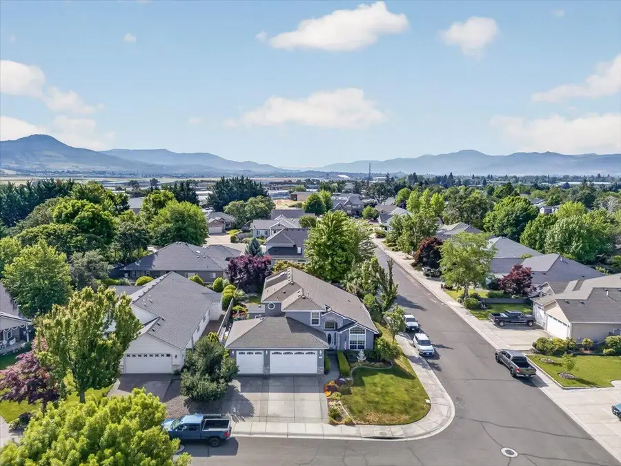 997 N Mountain Avenue, Central Point, OR 97502 - #3